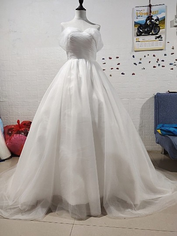 美品！華やか ウエディングドレス ホワイト ベアトップ  ソフトチュール  憧れのドレス  エレガント  シアーな美 1枚目の画像