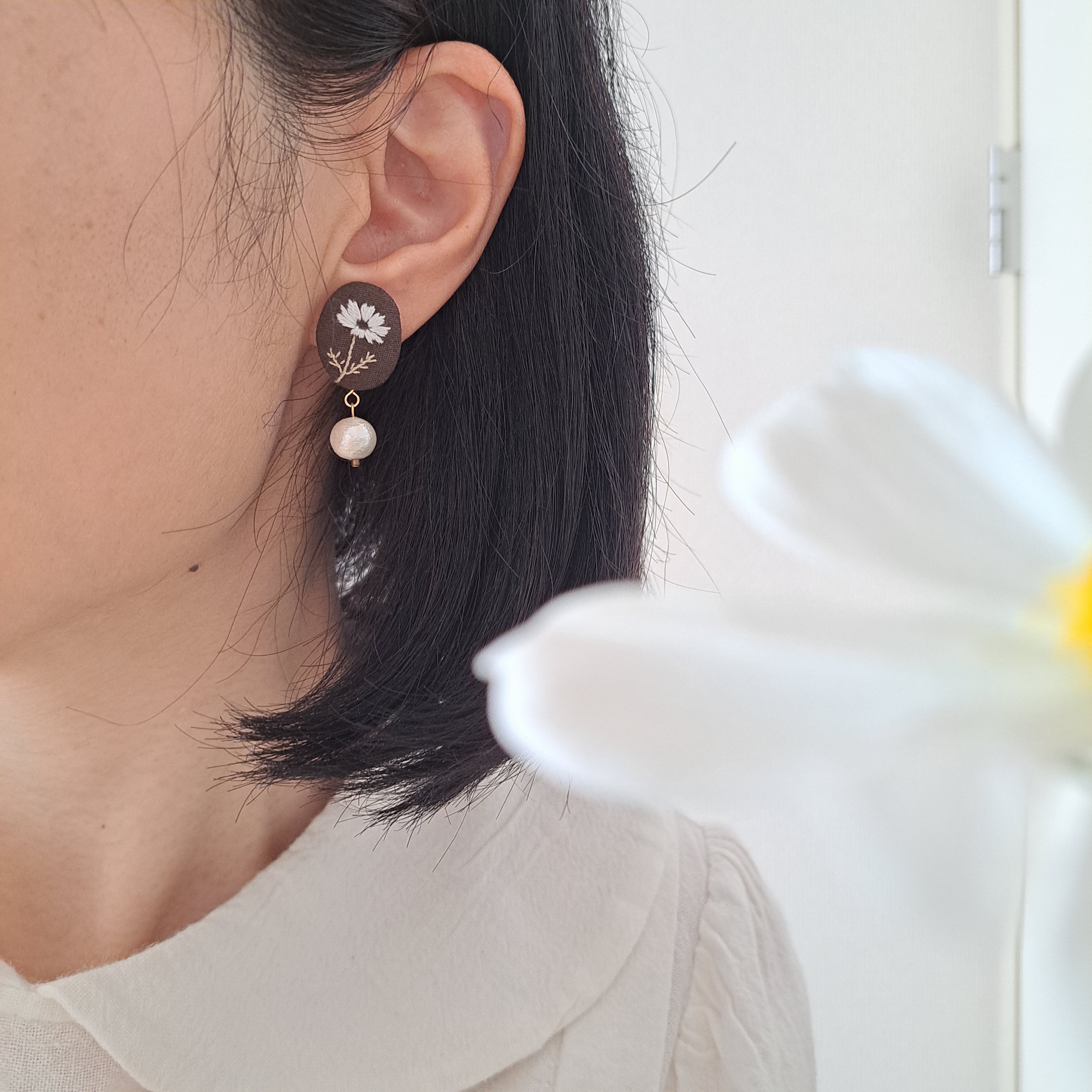 淑女になる耳飾り　美しいホワイト秋桜　刺繍　イヤリング/ピアス