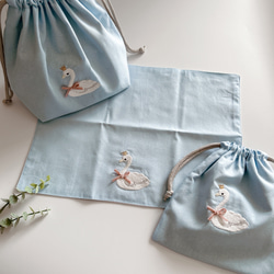 ランチョンマット・サイズ色々】名入れ・スワン刺繍・女の子・幼稚園