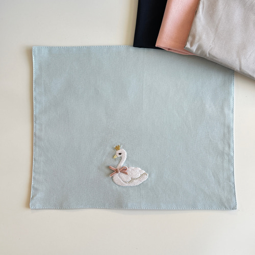 ランチョンマット・サイズ色々】名入れ・スワン刺繍・女の子・幼稚園