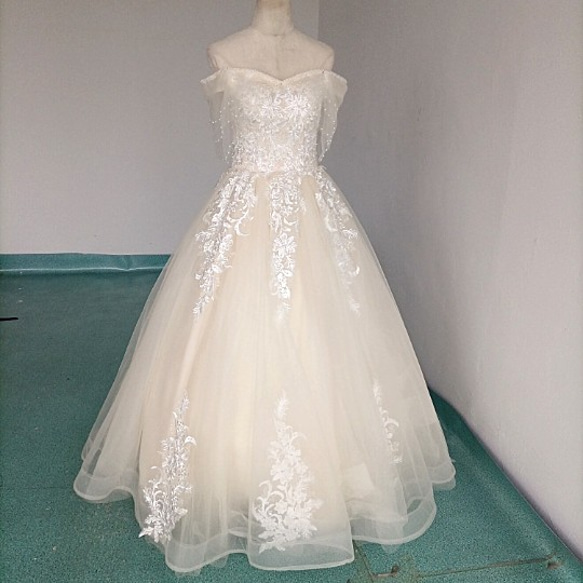 美品！シャンパン色 パーティードレス パフスリーブ 花柄のモチーフ  