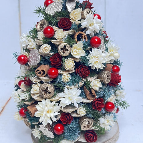 松ぼっくりツリーにミニサイズのドライフラワーや実物をモリモリ