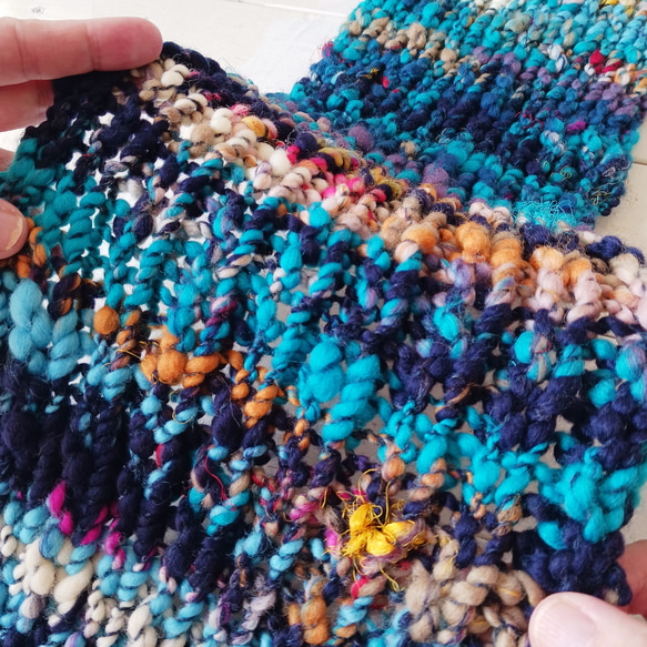 アートヤーンの一目ゴム編みマフラー　手紡ぎ　手編み（品番263） 10枚目の画像