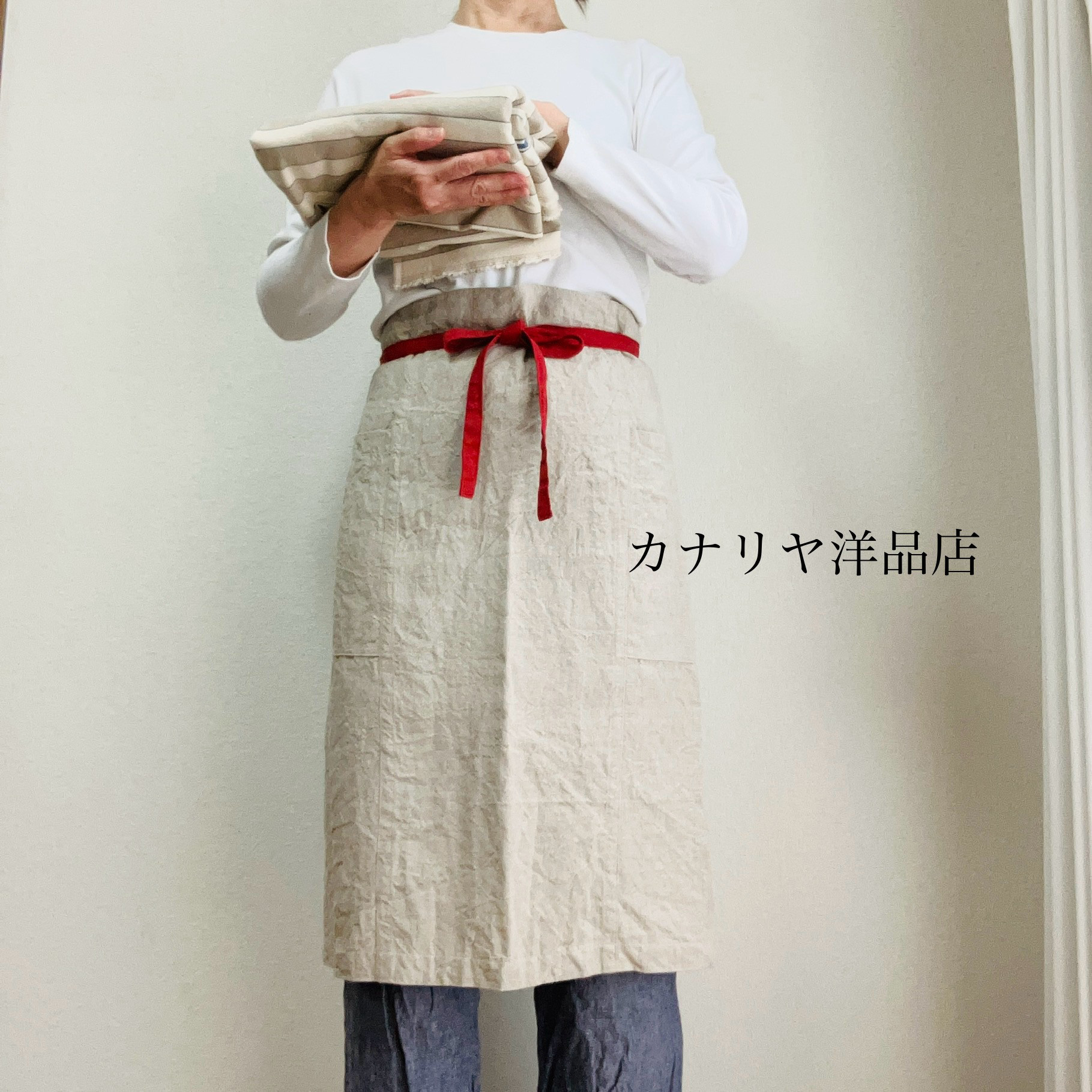 洗いこまれた自然な風合いのソムリエエプロン　腰紐バイカラー　ベルギーリネン２５番手　キナリ×腰紐ダークレッド