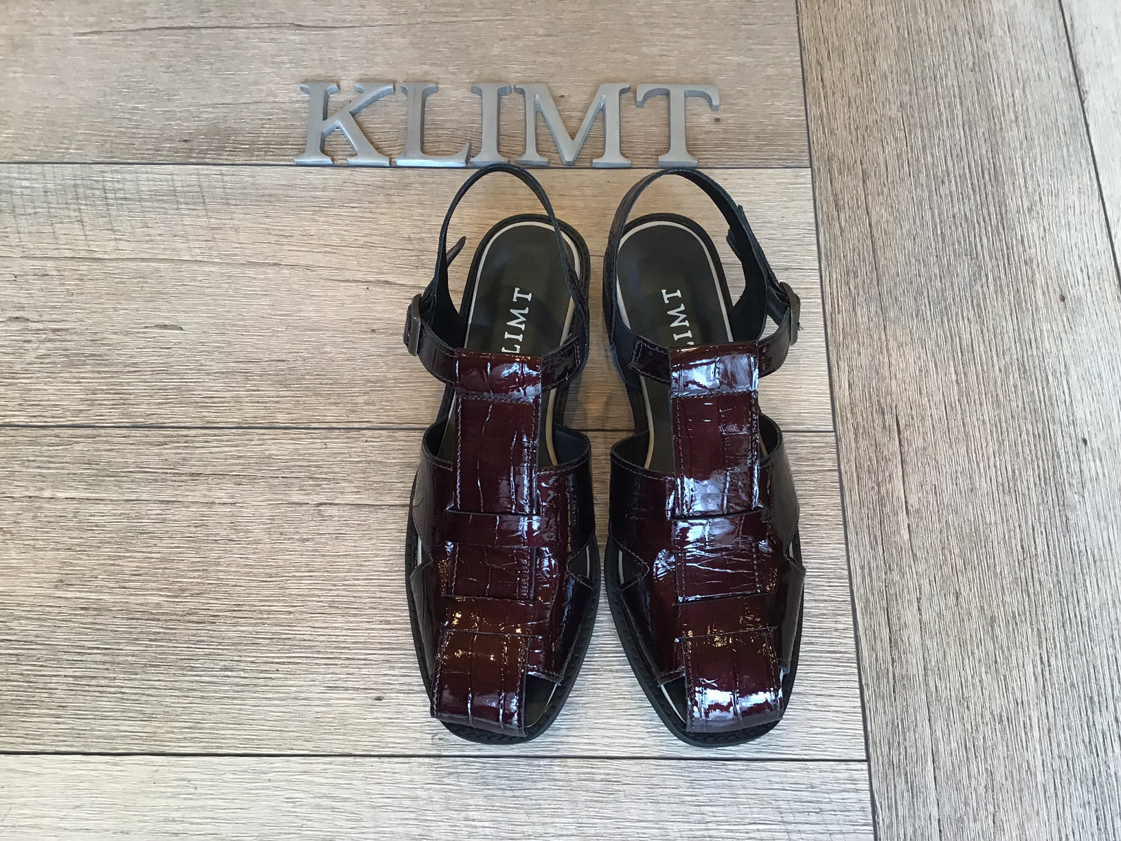 グルカサンダル　クロコ柄ブラウンエナメル