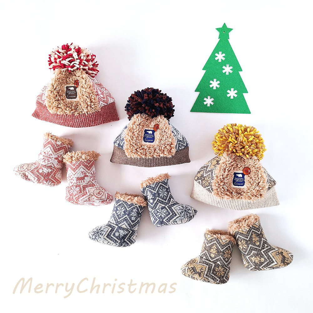 ポンポン付きニット帽とベビーブーツのセット　ベビーギフト　くま　クリスマス柄　Aタイプ