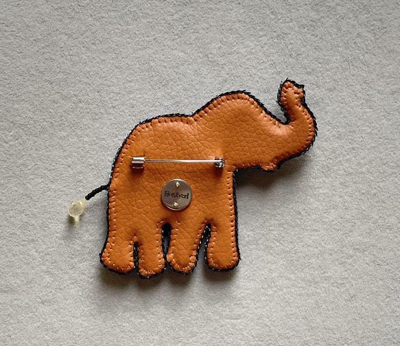 ビーズ刺繍のブローチ　-着飾った象- elephant 5枚目の画像