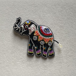 ビーズ刺繍のブローチ　-着飾った象- elephant 2枚目の画像