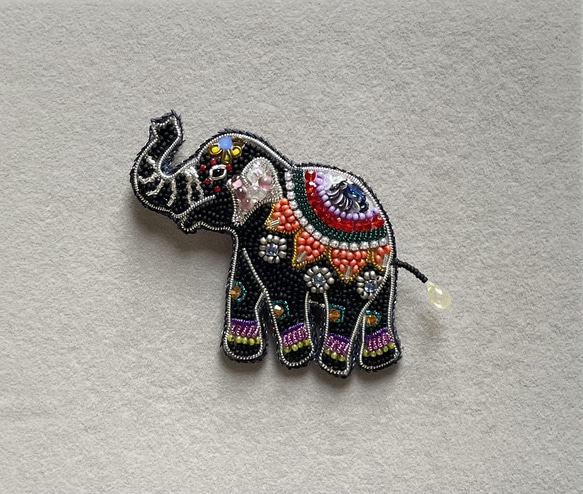 ビーズ刺繍のブローチ　-着飾った象- elephant 2枚目の画像