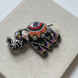 ビーズ刺繍のブローチ　-着飾った象- elephant 3枚目の画像
