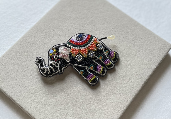 ビーズ刺繍のブローチ　-着飾った象- elephant 3枚目の画像