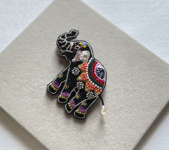 ビーズ刺繍のブローチ　-着飾った象- elephant 4枚目の画像