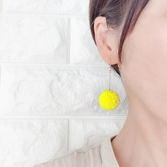 ポンポンピアス⭐︎イエロー オシャレ 軽い カジュアル 推しカラー 