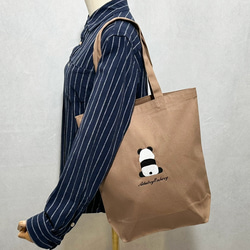 【免運費】A4尺寸適用！帆布手提袋，繡有熊貓圖案。 A4尺寸，非常適合女性。可愛又時尚。 第1張的照片