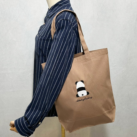 【免運費】A4尺寸適用！帆布手提袋，繡有熊貓圖案。 A4尺寸，非常適合女性。可愛又時尚。 第1張的照片