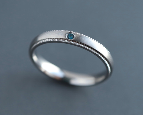 青い石とホワイトジルコニアのクラスターカルテルリング／刻印:K8？(メッキ) 青い石とホワイトジルコニアのクラスターカルテルリング／刻印:K8