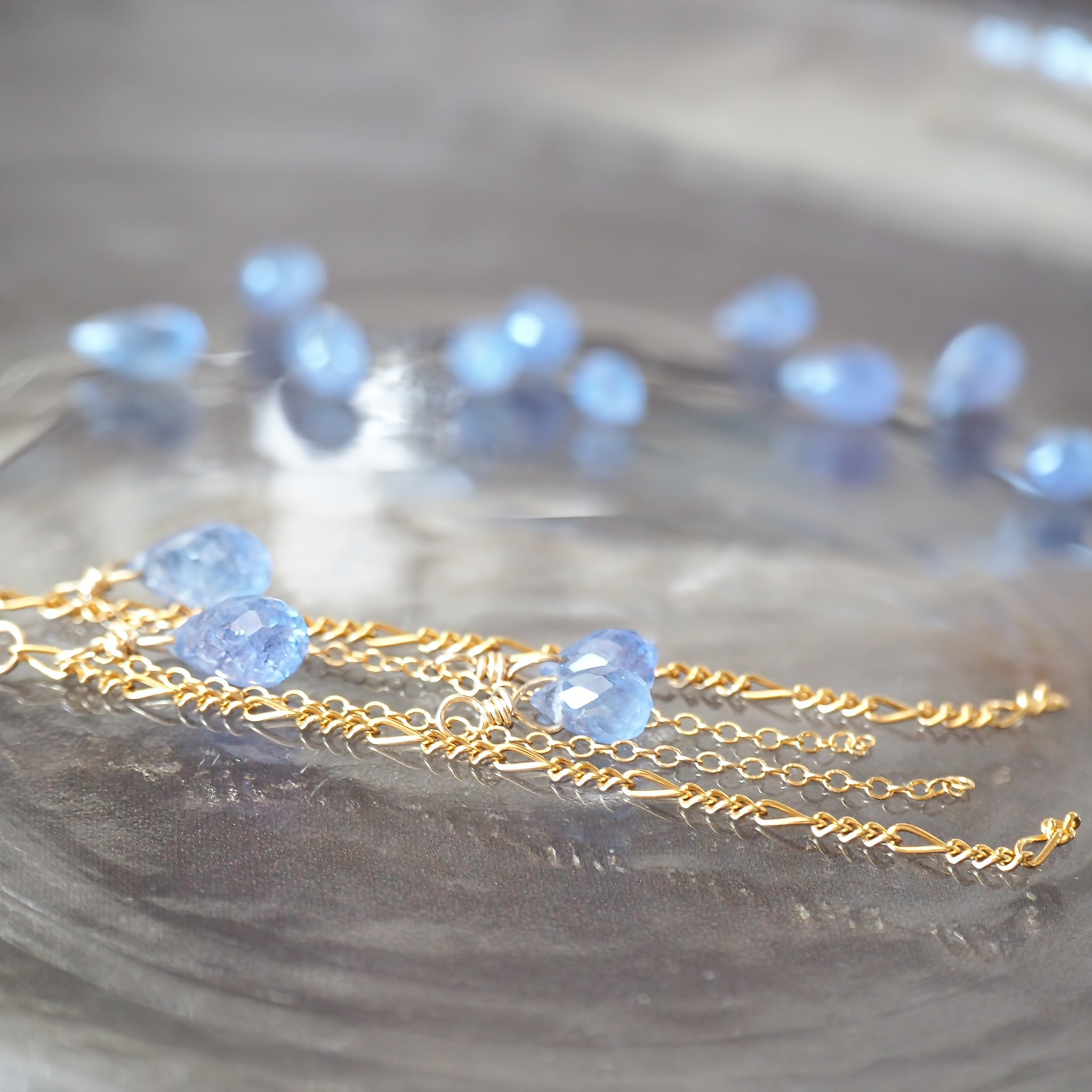 《タンザナイトのロングチェーンピアス》