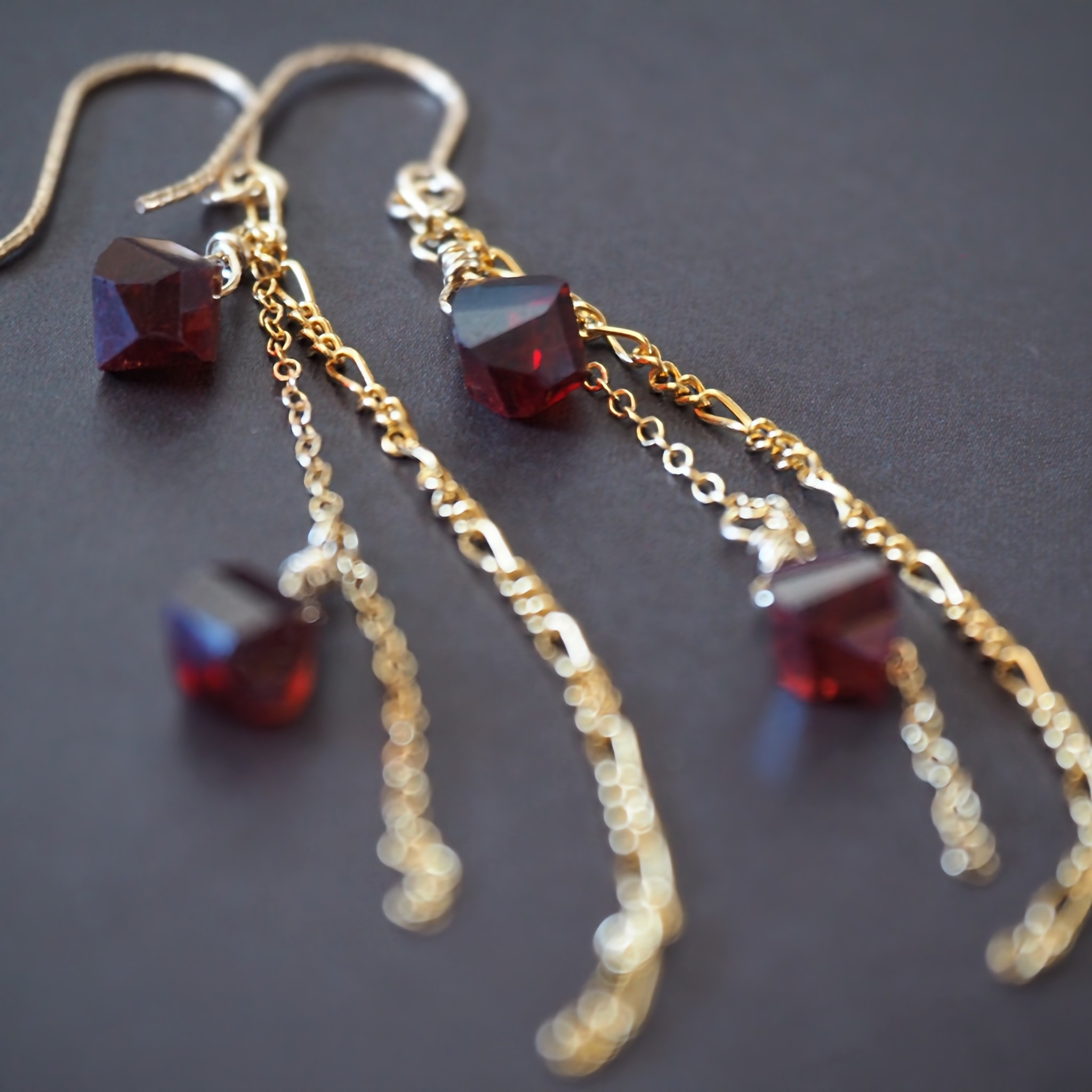 《スクエアカットガーネットのロングチェーンピアス》