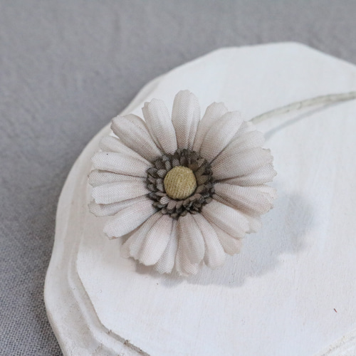 布花 ガーベラブローチ 1007 ブローチ ao. 通販 16718193｜Creema