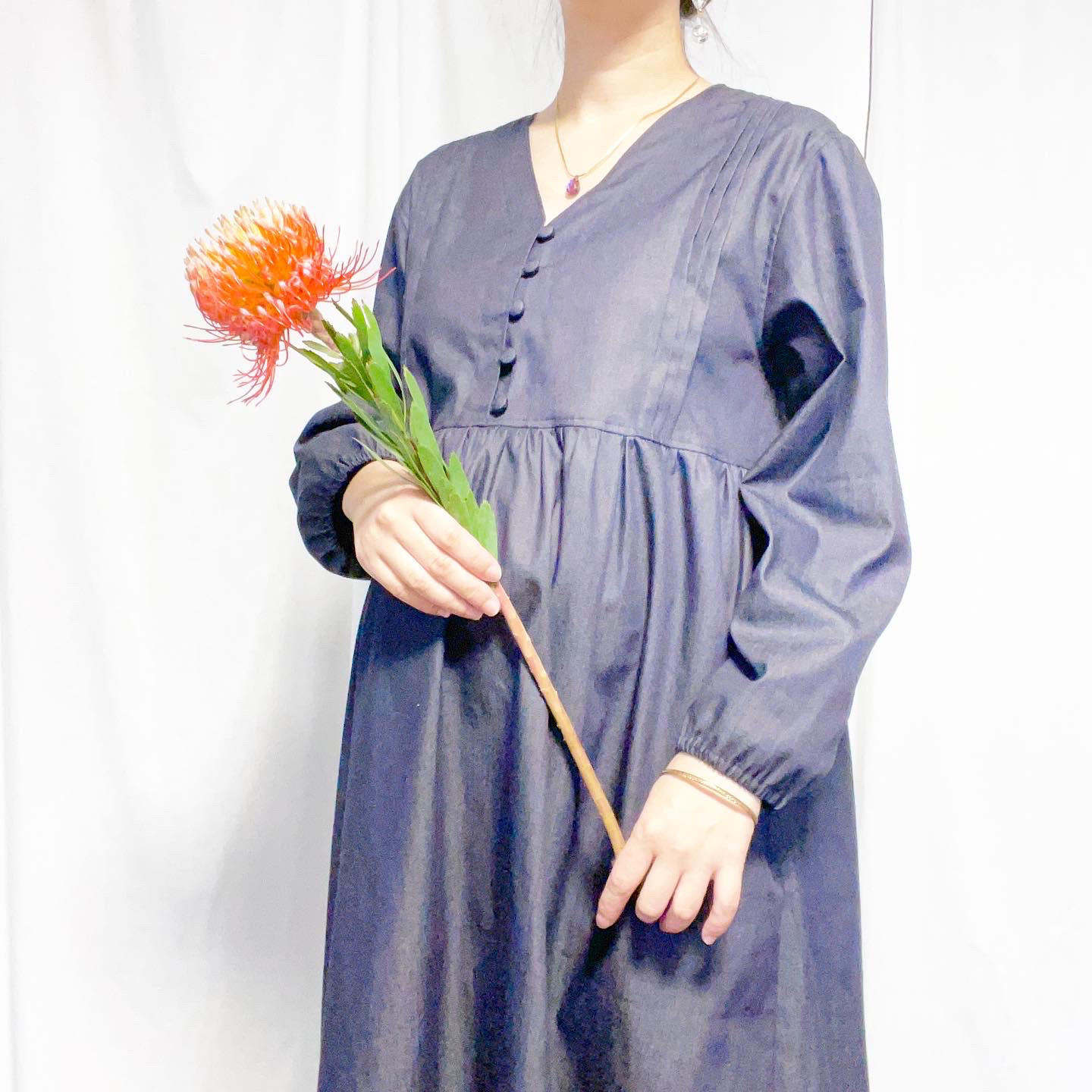 【送料無料】ストレッチデニム きれいめロングワンピース〈ネイビー〉