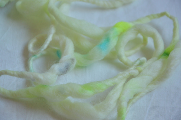 手染め糸　ウールスラブ　neon　yellow　marble　nijiyarn 5枚目の画像