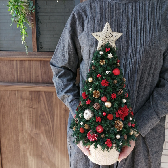 【5日以内発送】[42cmレッド]本物のヒムロスギとたっぷりの木の実で作る北欧風卓上クリスマスツリー 2枚目の画像