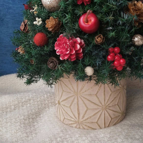 【5日以内発送】[42cmレッド]本物のヒムロスギとたっぷりの木の実で作る北欧風卓上クリスマスツリー 4枚目の画像