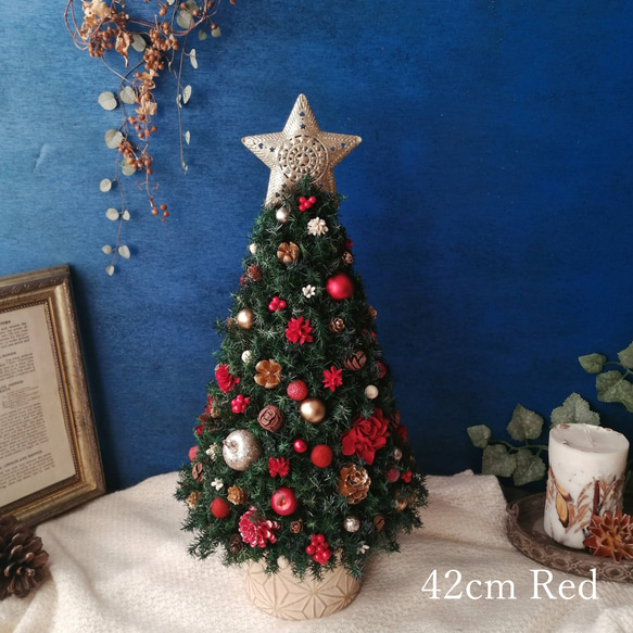 【5日以内発送】[42cmレッド]本物のヒムロスギとたっぷりの木の実で作る北欧風卓上クリスマスツリー 1枚目の画像
