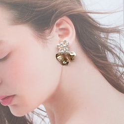 【花瓣金屬珍珠花束耳環/耳環】白色 第3張的照片