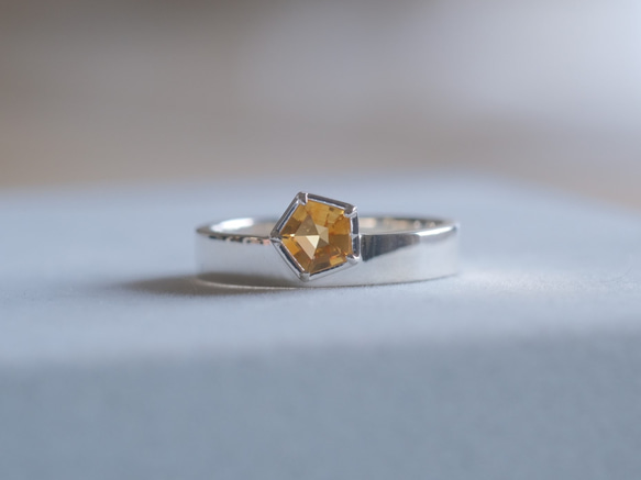 Citrine fimmhyrningur ring　シトリン五角形リング　天然石イエロー　シルバー 1枚目の画像