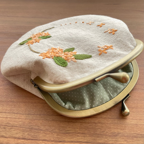 春めく季節のがま口ポーチ 手刺繍 ハンドメイド - 財布・ケース