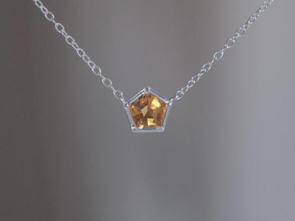 イエローシェルとクリスタルトリプレットローゼンジのピアスチャームアシンメトリー イエローシェルとクリスタルトリプレットローゼンジのピアス