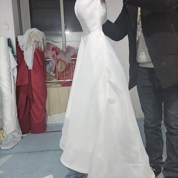 エレガント クラシカル ウエディングドレス ホワイト ベアトップ トレーン 二次会 2枚目の画像