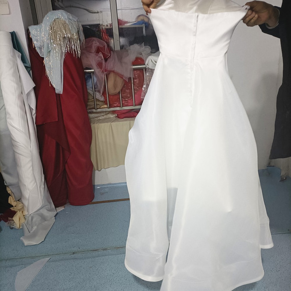エレガント クラシカル ウエディングドレス ホワイト ベアトップ トレーン 二次会 3枚目の画像