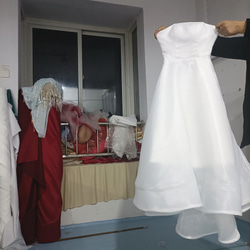 エレガント クラシカル ウエディングドレス ホワイト ベアトップ トレーン 二次会 4枚目の画像