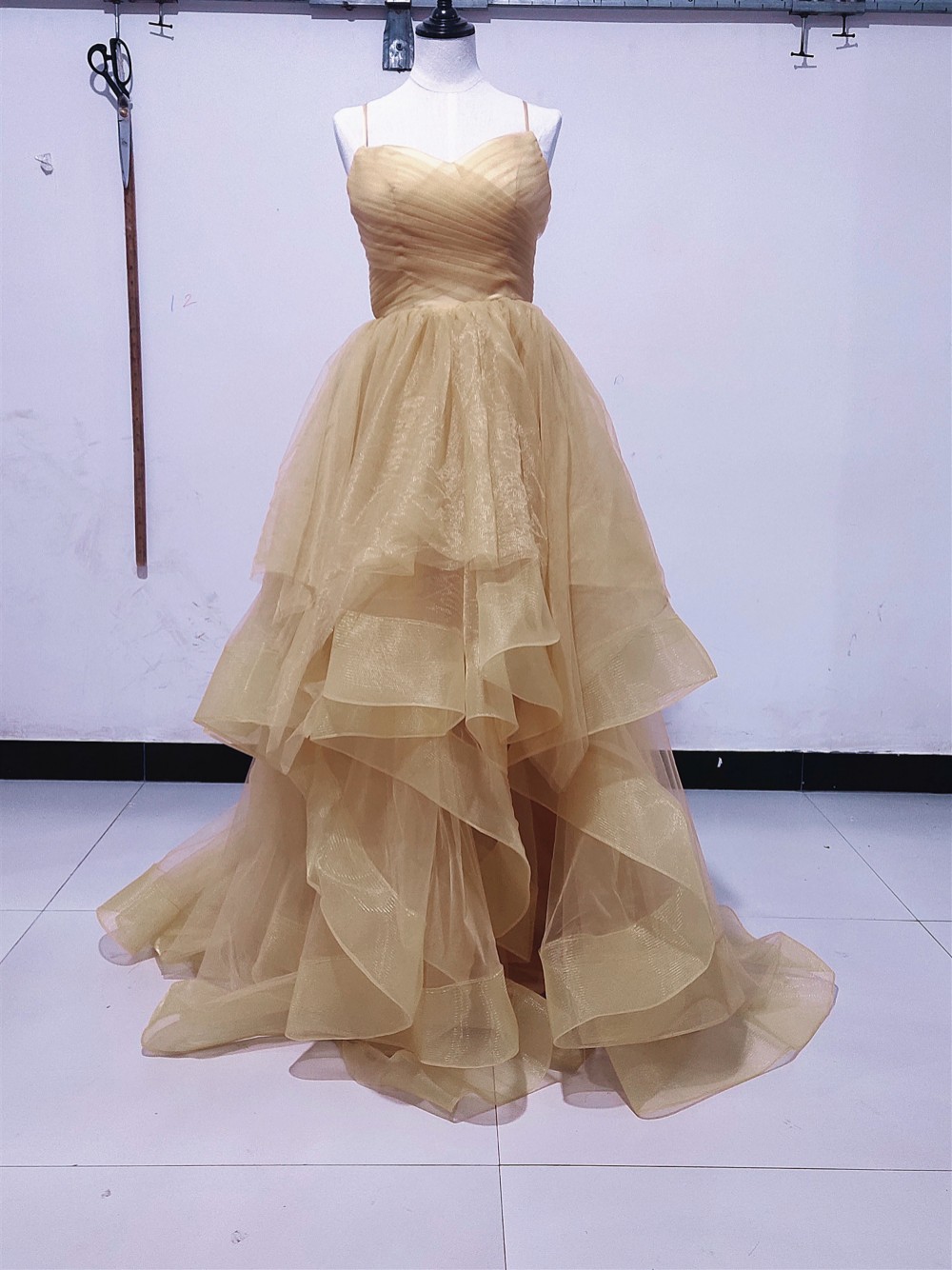 美品！パーティードレス 薄シャンパンの色  カラードレス  キャミソール ショートトレーン  Aライン