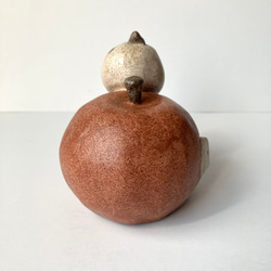 「ぽわんとしたシマエナガさん、コロンとしたりんご邸に住む」陶器の置物　春のオブジェ　インテリア　リンゴモチーフ 5枚目の画像