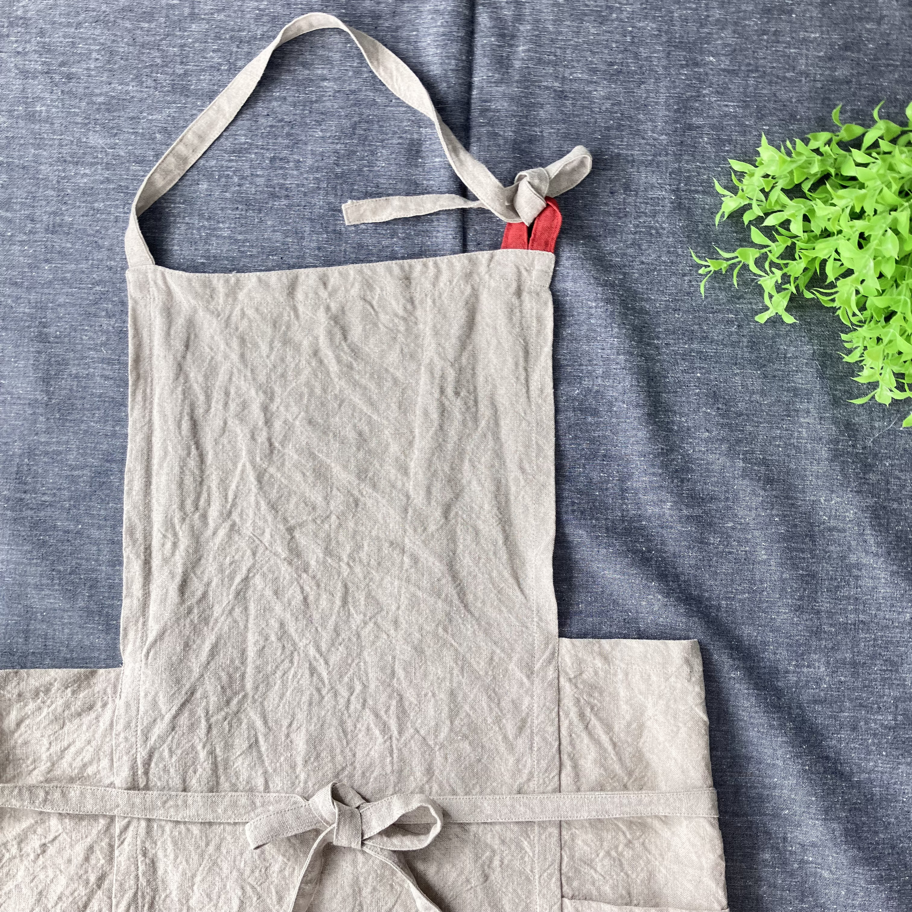 ベルギーリネンの魅力を纏う - ワークエプロン　ベルギーリネン２５番手　肩紐バイカラー　キナリ×ダークレッド 4,588円