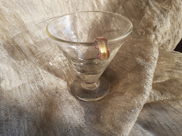 銀箔入りのブドウ色のガラスのイヤーカフ　 1枚目の画像