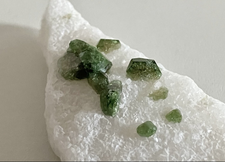 クロムドラバイト　グリーントルマリン 母岩付き原石　② 巴基斯坦　绿色碧玺　Chronium Dravite