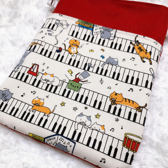 １６９３．可愛い　猫とピアノ柄　スマホショルダー　鍵盤　スマホ用ポシェット　再販２ 5枚目の画像
