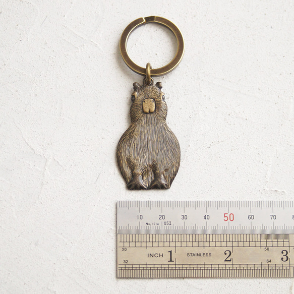 凝視水豚黃銅鑰匙鏈 第4張的照片