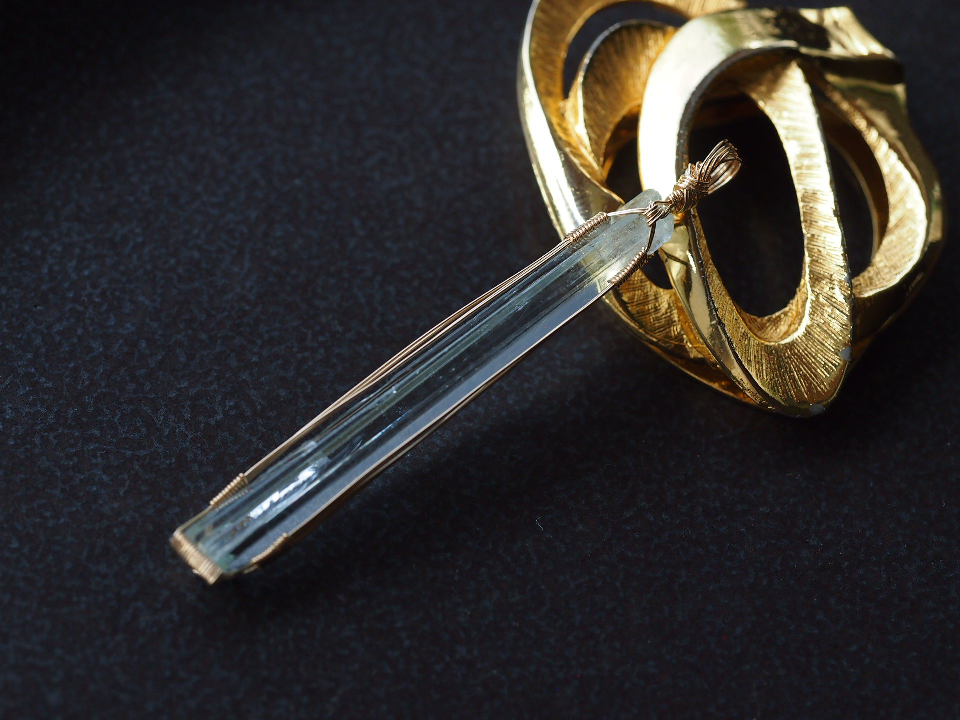 繊細なアクアマリンの女神巻き®ペンダントトップ