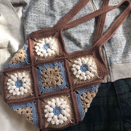 レトロ可愛いグラニースクエアのトートバッグ・お花モチーフ・ブラウン