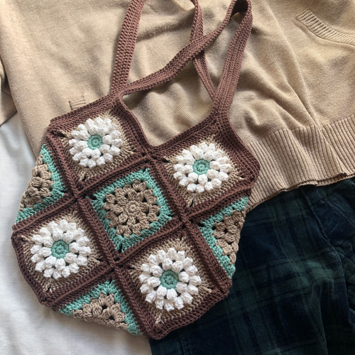 レトロ可愛いグラニースクエアのトートバッグ・お花モチーフ・ブラウン