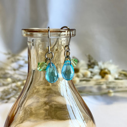透明なブルーのしずくイヤリング／ピアス　小ぶり　金具変更可　アレルギー対応　揺れる　チェコガラス　シルバー　スワロ　 5枚目の画像