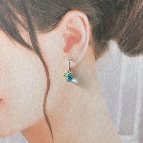 透明なブルーのしずくイヤリング／ピアス 小ぶり 金具変更可