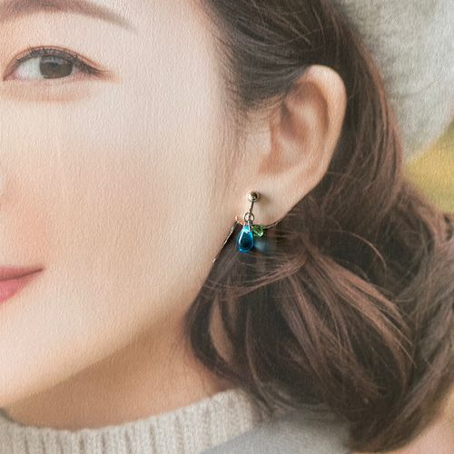 透明なブルーのしずくイヤリング／ピアス 小ぶり 金具変更可