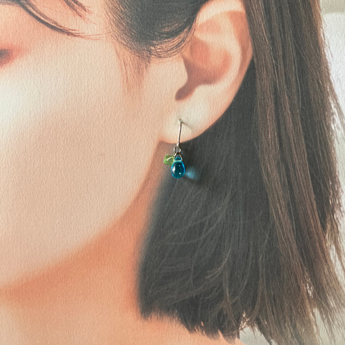 透明なブルーのしずくイヤリング／ピアス 小ぶり 金具変更可