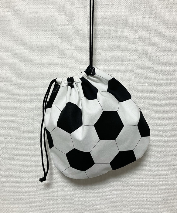 新入荷❤️大きめサイズ巾着　サッカー好き⚽️サッカーボール巾着⚽️両サイド紐 3枚目の画像